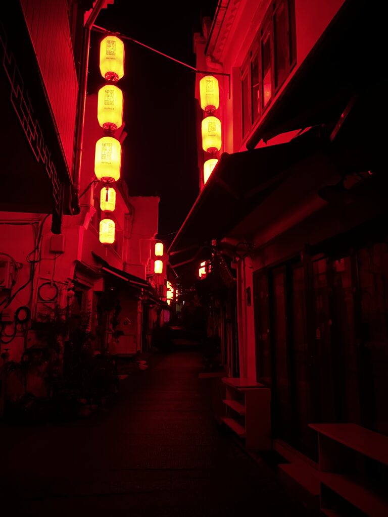 Lanterne rosse al villaggio di Jiuhuashan, Anhui, Cina