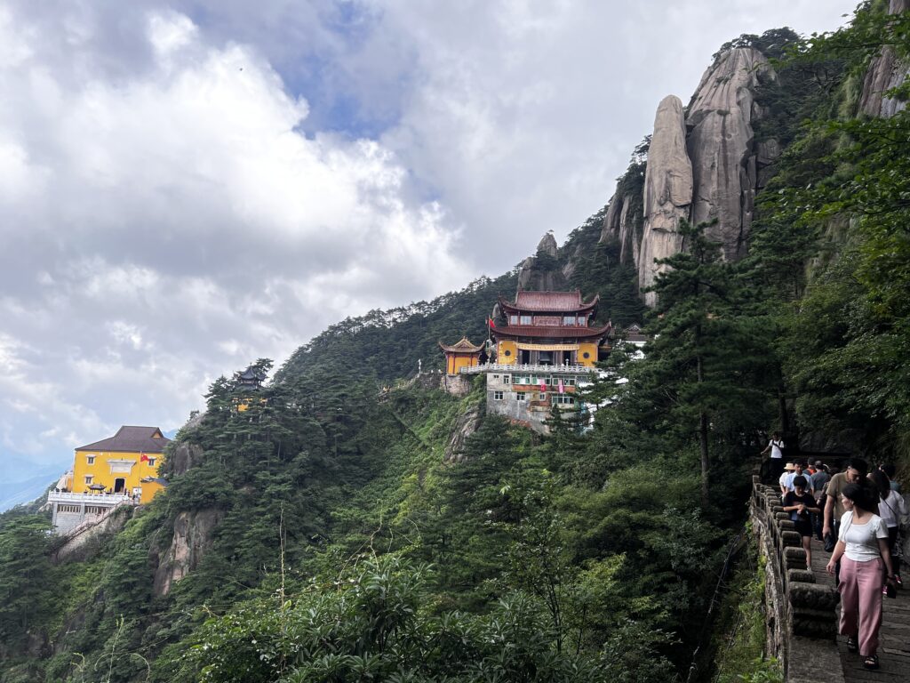 Sulla strada per il tempio Tiantai a Jiuhuashan, Anhui, Cina