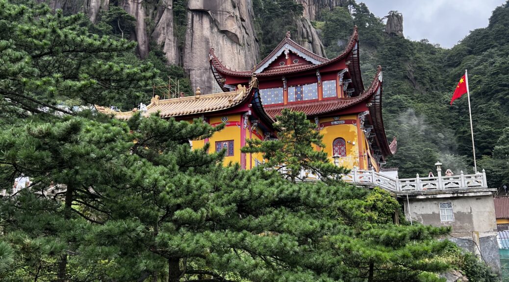 Sulla strada per il tempio Tiantai a Jiuhuashan, Anhui, Cina