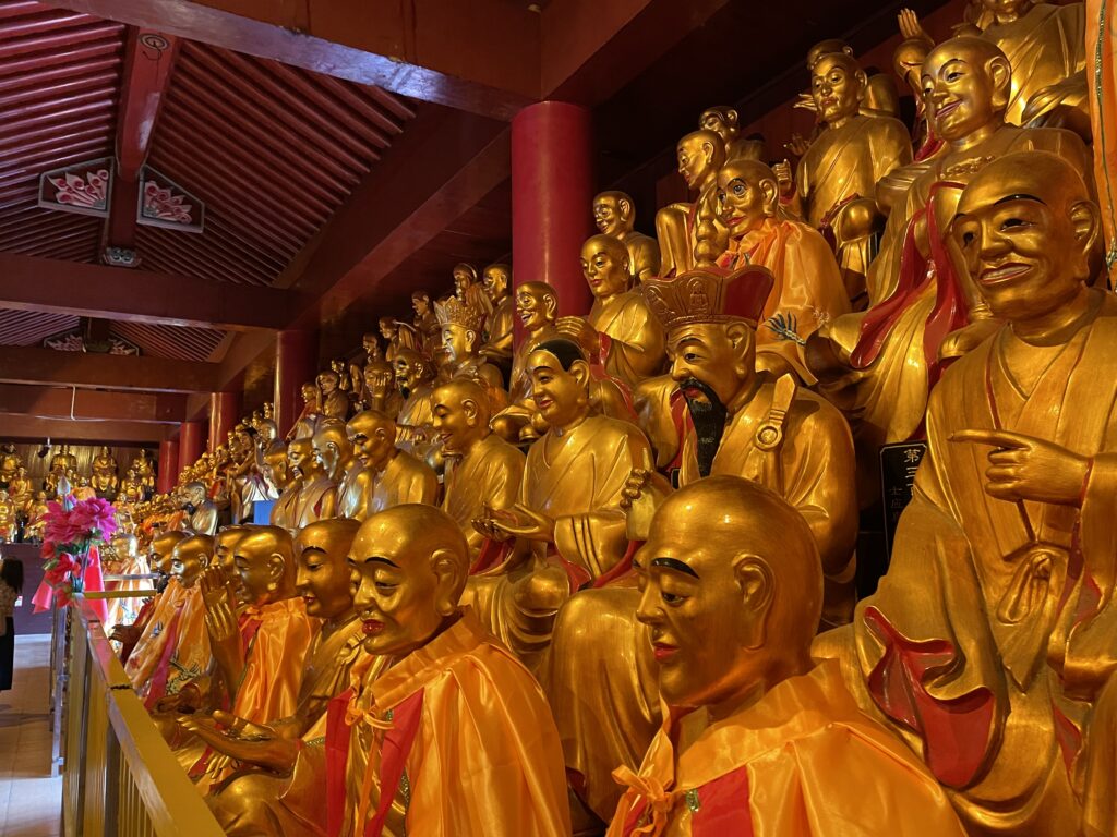 Molti Buddha o maestri nel tempio della Longevità a Jiuhuashan, Anhui, Cina