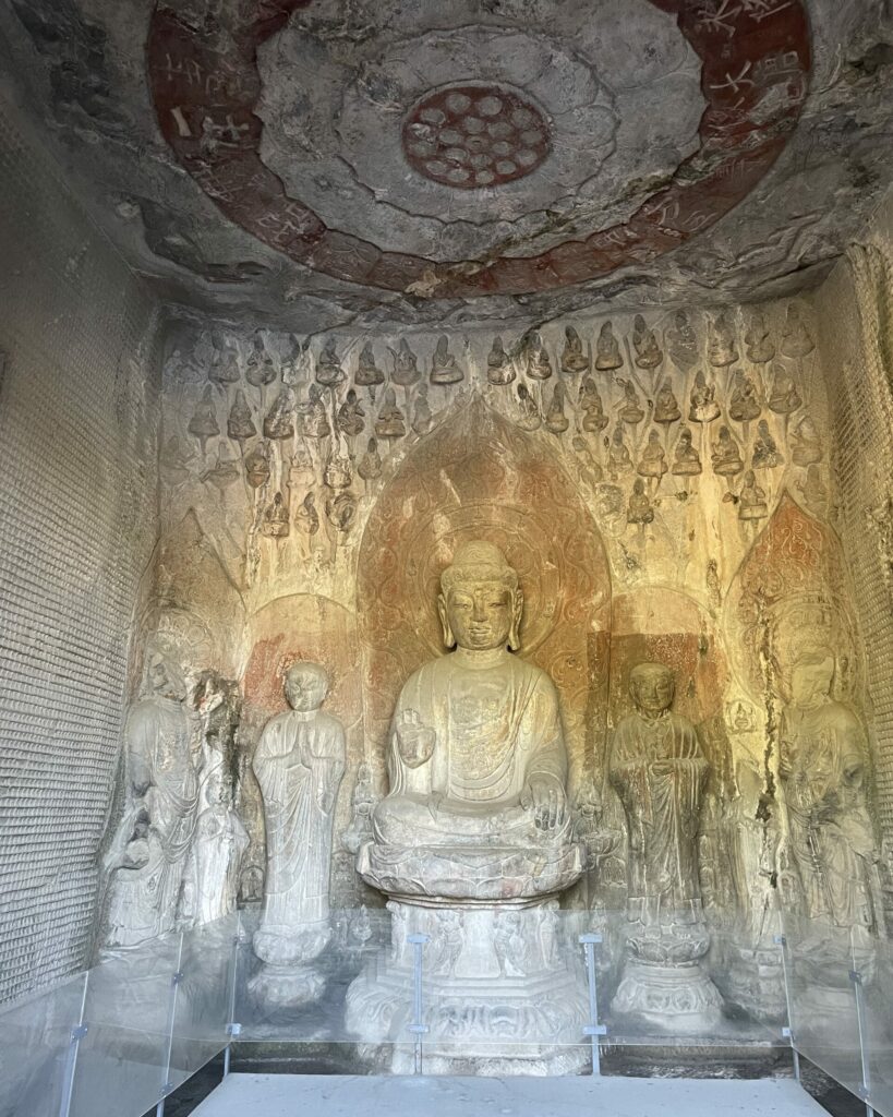 Statua del Buddha nelle grotte di Longmen a Luoyang, Cina