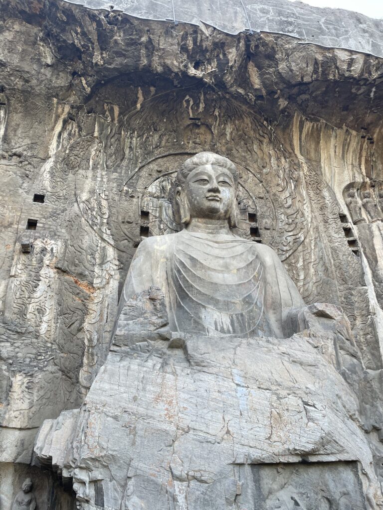Statua del Buddha nelle grotte di Longmen a Luoyang, Cina