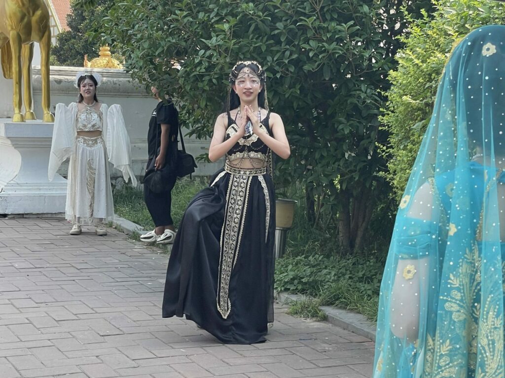 Ragazze che indossano Hanfu in posa per delle foto al tempio del Cavallo bianco a Luoyang, Cina