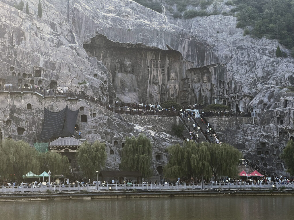 Statua del Buddha nelle grotte di Longmen a Luoyang, Cina