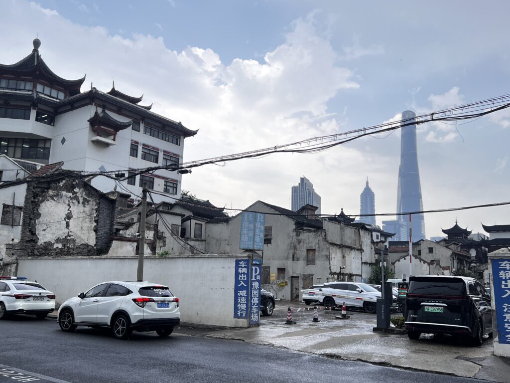 Contrasto tra grattacieli e quartieri storici a Shanghai