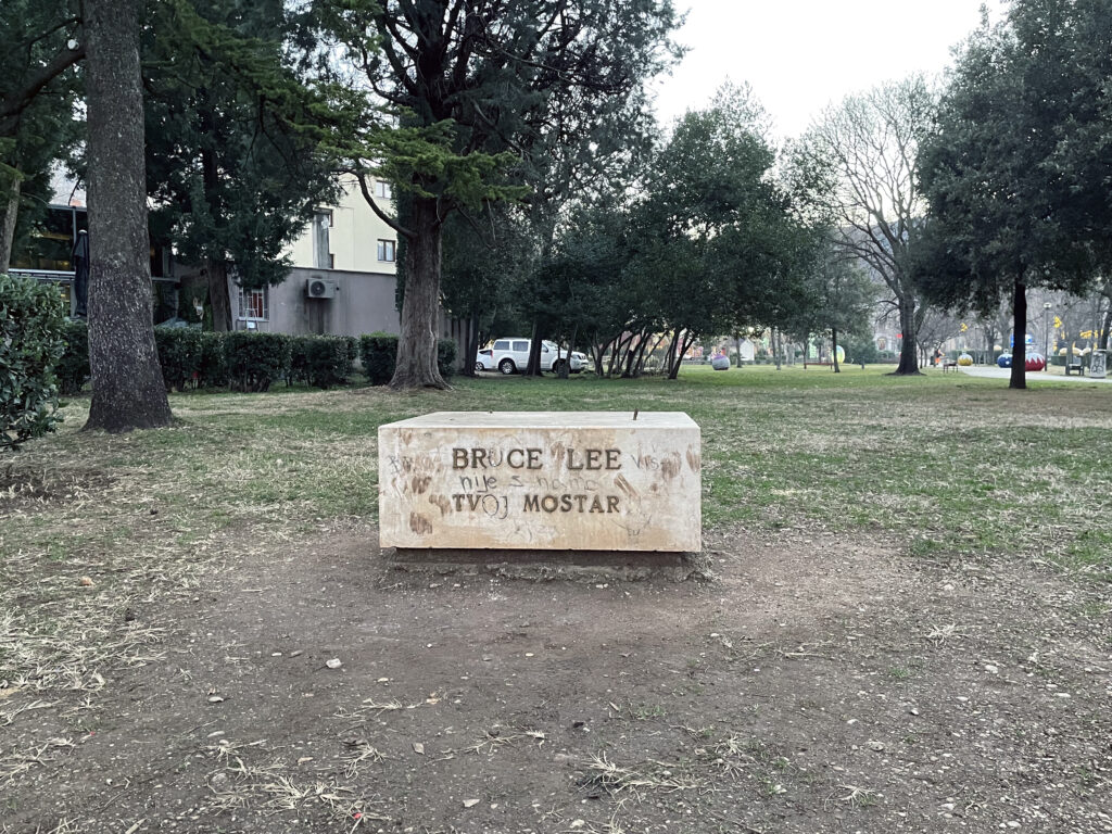 Statua di Bruce Lee a Mostar